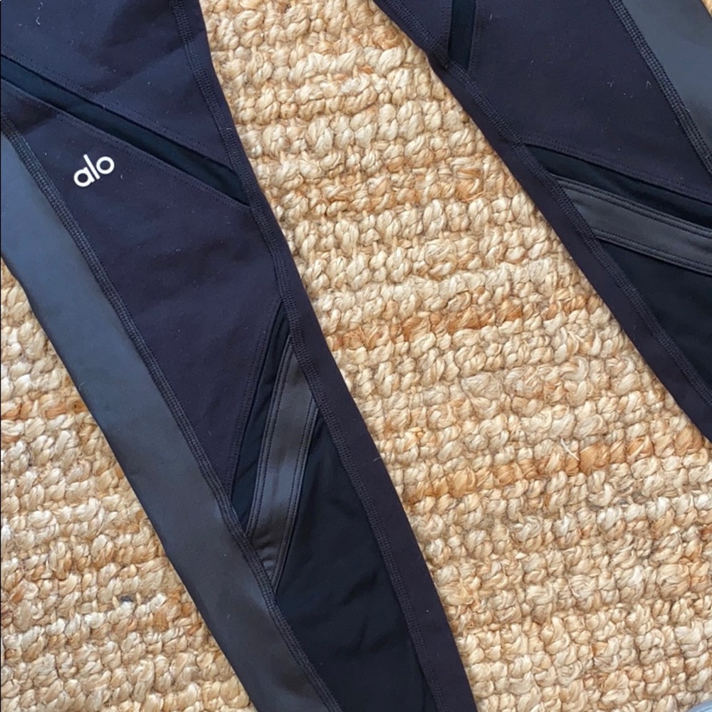 (SOLD) Alo yoga epic legging black mesh - Picture 4 of 6